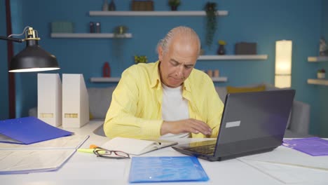 Heimbüroangestellter-Alter-Mann,-Der-Am-Laptop-Arbeitet.